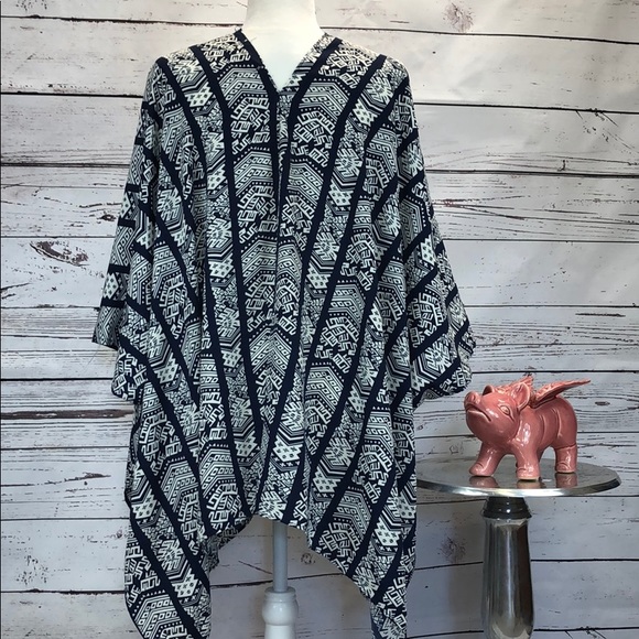 ✨✨ Host Pick ✨✨Navy and white kimono - Picture 4 of 6